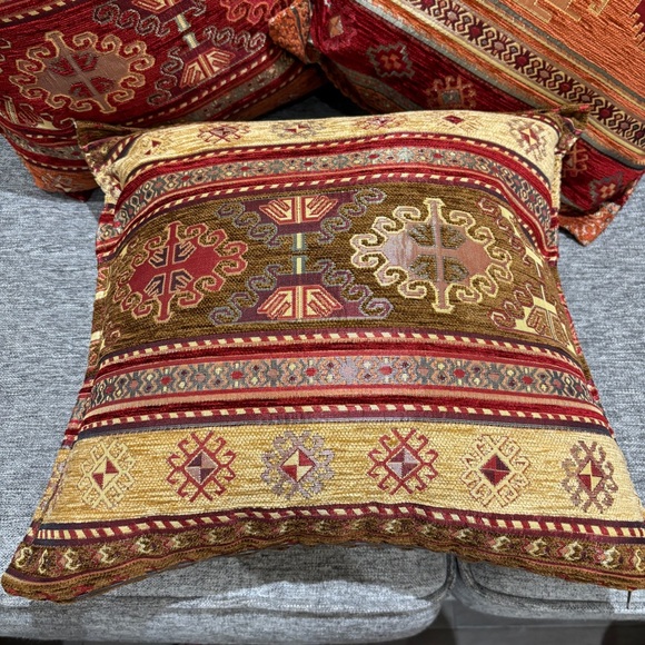 Set of Decorative cushions 18”x18” - Picture 3 of 7